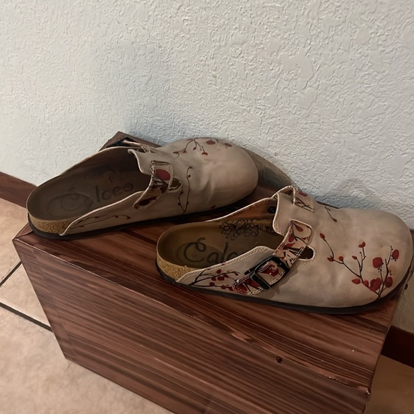 Women's Cream and Red Floral Clogs - Picture 3 of 7